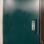⁦لوحة ألمنيوم إرشادية للأبواب (5×13 سم)  عدد 2🚪⁩ - الصورة ⁦5⁩